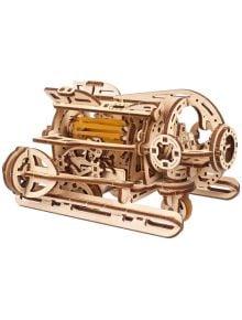 The 3D дървен пъзел Ugears - Стиймпънк подводница (200 части) e DIY модел с лазерно изрязани части, зъбни колела и ластици, създаващ автентична Steampunk визия на подводница с движещи се елементи.