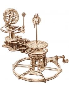 The 3D дървен пъзел Ugears - Tellurion Слънце, Земя, Луна (249 части) е механичен модел с свързани зъбни колела, армиларна сфера и детайлна основа, напомнящ астрономически или стимпънк уред.