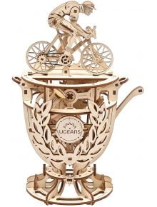 The 3D дървен пъзел Ugears - Велосипедист (189 части) изобразява колоездач върху купа с лого на UGEARS, лаврови листа и фини лазерни орнаменти - перфектен подарък за фенове на модели и велосипедисти.