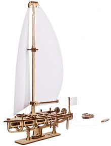 3D дървен пъзел Ugears - Яхта Ocean Beauty (95 части) е механичен DIY модел с голямо бяло платно и флаг, видими зъбни колела и отделен навиващ се механизъм-перфектен избор за любителите на 3D пъзели.