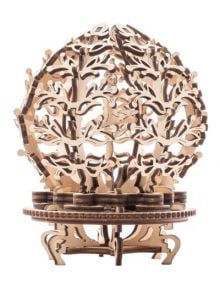 3D дървен пъзел Ugears - Цвете (101 части) е лазерно изрязан дървен модел с кръгъл флорален дизайн и фигура сред клони, поддържан от декоративна основа - идеален творчески подарък.