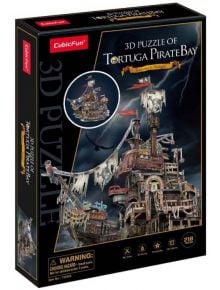 Изображението показва кутията за 3D пъзел Cubic Fun - Пиратски кораб Тортуга, 218 части, на която е изобразена подробна сцена с пиратски кораб и е посочено, че не е подходящ за деца под 3 години.