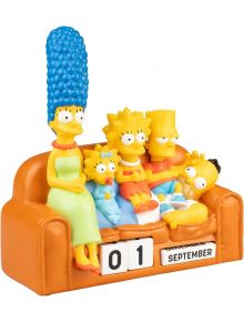 Страхотен подарък за феновете, 3D вечен календар Grupo Erik Семейство Симпсън показва Мардж, Маги, Лиза, Барт и Хоумър на техния оранжев диван с вечен календар, показващ 01 септември.