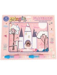 Розовата кутия с надпис Подложка за оцветяване Floss & Rock - Enchanted показва вълшебен замък, балерини, лебеди, дървета и включва две сини химикалки. Перфектно занимание за деца 18+ месеца.