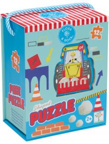 Наситена синя кутия с ръбове на червени райета и дръжка от въже съдържа 12 части Пъзел Floss & Rock, Construction - Строителство, с анимационен работник в багер. Забавните илюстрации я правят идеална за деца на възраст от 2 години нагоре.