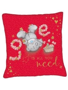 Възглавница Me To You - Love Is All You Need е червена с мече Tatty Teddy, обградено от розови сърца с надпис LOVE и златист текст е всичко, от което се нуждаеш-перфектен подарък за любим човек.