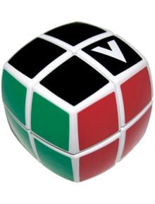 Кубче за редене V-Cube 2x2, заоблена форма, с черни, червени и зелени страни. Един черен квадрат има бяла стрелка надолу. Механичната главоблъсканица е поставена на бял фон.