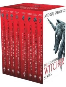 The Witcher Boxed Set 2024 включва всичките седем романа на Анджей Сапковски с червени и бели гръбчета с дизайн на корицата с вълк и еднорог, подредени в редица.