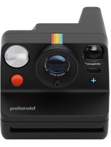 Polaroid Now+ Gen 3, черен фотоапарат за моментни снимки има дъгова ивица, голям червен бутон на затвора, предна светкавица и логото на Polaroid - имидеален за моментална фотография.