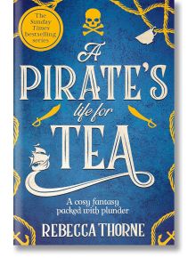 Корица на книгата "Пиратски живот за чай" (Tomes and Tea, Book 2) от Ребека Торн с морски детайли - въжета, котви, мечове, кораб - на син текстуриран фон. Подчертано като уютно сапфирно фентъзи, изпълнено с грабежи и странни пирати.