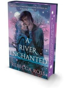 Изображението показва специалното издание на "Омагьосаната река", келтско фентъзи, чието действие се развива на магическия остров Каденс, с лилав гръбнак и илюстрирана двойка, прегърната в омагьосваща, светеща гора на корицата.