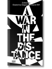 Смел, фрагментиран бял текст върху черен фон гласи steirischer herbst '22: A War in the Distance (Reader), под редакцията на Екатерина Дегот и Дейвид Риф. Абстрактните геометрични форми отразяват сътресенията, свързани с руската инвазия в Украйна. Логото 