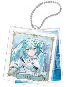 Акрилен ключодържател Extra World Twin Hatsune Miku с аниме момиче в бяла броня, цвете в косата и надпис "MIKU" на син фон със замък. Идеален за фенове на EXTRA WORLD 2024!.