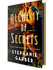 3D визуализирана корица на Alchemy of Secrets: Романът показва жена в рокля, която държи коктейл в бар, заобиколена от блещукащи светлини и златна, мистериозна атмосфера - фентъзи за възрастни, вдъхновено от градските легенди.