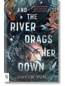 Корицата на книгата "И реката я повлече надолу" (издание за експорт) от Джихюн Юн с лице и коса на жена, потопена в тъмна вода с цветя и вихрени шарки, предизвикваща призрачно, мистериозно настроение на бавно разгарящ се ужас и родова магия.