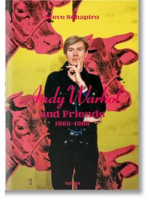 Човек стои пред жълт фон, оцветен с розови крави, което напомня за стила на попарта. Розовият текст гласи "Анди Уорхол и приятели 1965-1966 г.", което показва, че продуктът е посветен на емблематични моменти на Уорхол.