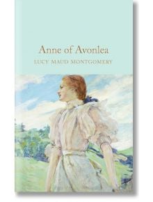 Корица на книгата "Анн от Авонлий" (Macmillan Collector's Library) с червенокоса млада жена в бледа рокля на фона на зелени поля и синьо небе.