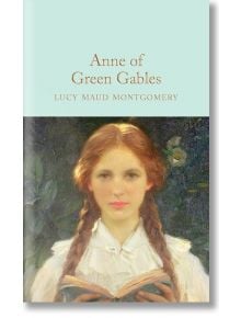 Корицата на "Анн от Грийн Гейбълс" (Macmillan Collector's Library), на която е илюстрирано червенокосо момиче с плитки, облечено в бяла рокля и държащо отворена книга на зелен фон.