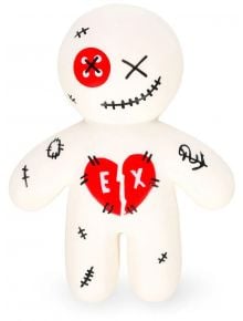 Антистрес фигурка Legami - Ex: Бял воодоо плюш с черни шевове, червен пластир на едното око и счупено сърце с надпис EX. Перфектен за намаляване на стреса с бодливи детайли и усмивка.