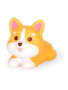 Legami Антистрес фигурка - Корги е сладка, изработена в анимационен стил плюшена играчка с оранжево-бяла козина, големи кръгли очи, розови уши, малко черно носле и изплезен език, докато лежи с предните лапи напред.