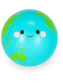 Антистрес фигурка Legami - Travel е игриво синьо и зелено земно кълбо със симпатично усмихнато лице и розови бузки - идеално за разведряване на деня и облекчаване на стреса.