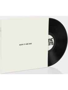 180g Arctic Monkeys - Suck it and See (VINYL) частично се измъква от бялата си опаковка, като в центъра се вижда "SUCK IT AND SEE" с обикновен черен текст и частичен поглед към етикета на плочата.