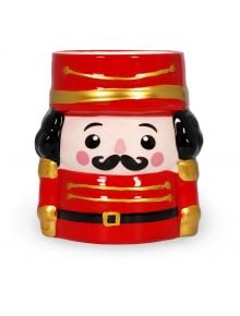 Ароматната свещ Legami Nutcracker е с празничен дизайн на червен и златен войник с черна коса, мустаци, розови бузи и дружелюбно анимационно лице - идеален за изпълване на дома ви с уютен коледен аромат.
