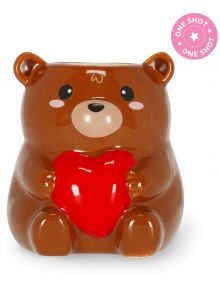 Сладка кафява керамична чаша с форма на мече, което държи червено сърце, с розов кръгъл етикет One Shot в горния десен ъгъл - идеална за съчетаване с Legami Teddy Bear ароматна свещ.