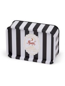 Правоъгълен тинен контейнер с черно-бели ивици и кръгъл етикет Paddywax - кедър и смокиня, 6,5 унции, 184 грама, с илюстрация на свита котка-идеален подарък от колекцията A dopo.