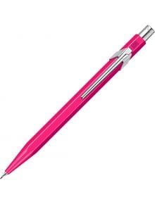 A Автоматичен молив Caran d'Ache 844 Metal Collection, розов, с метална щипка и бутон, е показан диагонално върху бял фон.