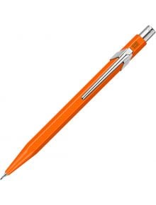 Автоматичен молив Caran d'Ache 844 Metal Collection, оранжев, с алуминиев корпус, сребърен клипс и бутон, изобразен на бял фон с елегантен, модерен дизайн и заострен връх за писане.
