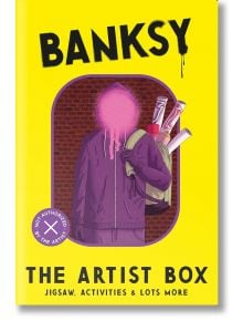 Яркожълта корица за Пъзел The Artist Box: Бански показва безлика фигура с качулка и кутии със спрей, улавяща улично изкуство. Отдолу са изписани надписи "ДЕЙСТВИЯ И МНОГО ПОВЕЧЕ" и "Не е разрешено от художника".