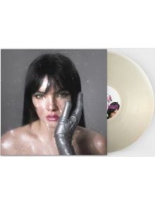 Benee - Ur An Angel I'm Just Particles (VINYL) е със светла, полупрозрачна плоча и обложка на тъмнокоса жена с бретон, блестящ грим и роботизирана сребърна ръка на лицето. Лимитирано алтпоп издание на сив фон.