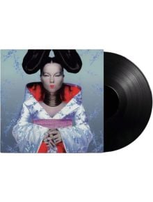 Винилова плоча, озаглавена "Björk - Homogenic (VINYL)", се измъква частично от обложката, на която Бьорк е изобразена в сложно футуристично бяло кимоно с червени и сини детайли, смел грим и стилизирана коса на син фон.