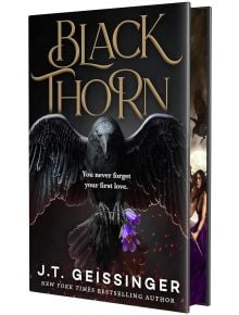 Корицата на Blackthorn Deluxe Edition излъчва готическо напрежение, изобразявайки черен гарван, който стиска лилави цветя сред въглени, а на заден план жена в тъмна рокля стои с меч.