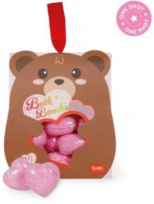 Кутия във формата на мече с червена панделка държи розови, ароматни бомбички за вана Legami - Teddy Bear. Перфектен подарък за Свети Валентин с надпис "Bath Bombs, Vanilla & Patchouli" и лого Legami Milano.