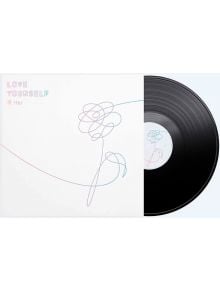 Винилова плоча се появява от бяла корица с пастелни цветя и "LOVE YOURSELF 承 Her" в цветен текст. BTS - LOVE YOURSELF (VINYL) е истински колекционерски К-поп албум с подходящ дизайн на етикета.