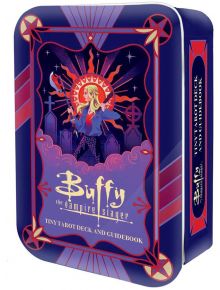 Декоративната кутийка със заглавие "Buffy the Vampire Slayer Tiny Tarot Deck and Guidebook" включва рисунка на руса жена с кол, градски силует и мистични символи.