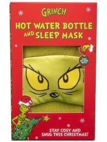 Червена кутия, идеална коледен подарък, съдържа бутилка за гореща вода и маска за сън Fizz Creations - The Grinch с жълти очи. Празнични илюстрации показват Гринч със снежна шапка и украсено дърво.