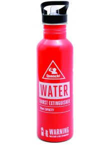 Червена Бутилка за вода от Gentlemen's Hardware, с надпис "WATER THIRST EXTINGUISHER 750ml CAPACITY" с предупреждение, умело проектирана да имитира пожарогасител - предлага се в книжарница Orange.