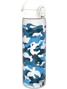 Бутилка за вода Ion8 - Камуфлаж 2, 500 мл, устойчива на течове, с флип-топ капачка и синьо-бял камуфлажен десен. Логото Ion8 е отпечатано до дъното.