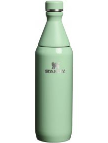 Бутилката за вода Stanley All Day Slim Pistachio Gloss (600 ml) е с вакуумна изолация, капачка с винт, лого на крилат лъв отпред и е изработена от рециклирана неръждаема стомана.