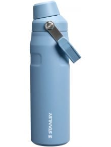 The Stanley The Aerolight IceFlow Indigo бутилка за вода е светлосиня с метална дръжка с обръщане, изработена от рециклирана неръждаема стомана, матово покритие и вертикален бял надпис Stanley близо до основата.