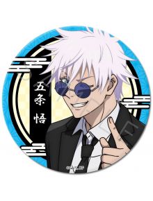 Годжо Сатору с бодлива бяла коса, сини слънчеви очила и черен костюм се усмихва уверено и сочи напред пред японски текст на черно-жълт фон - перфектно аниме аксесоар значка Jujutsu Kaisen: Gojo Sato Suits.