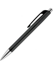 A черна химикалка Caran D'Ache 888 Infinite с метален връх и клипс, показана под ъгъл на бял фон. Предлага се в книжарница Orange.