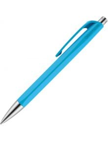 Синя химикалка Caran D'Ache 888 Infinite с метален връх и клипс, показана под ъгъл на бял фон. Предлага се в книжарница Orange.