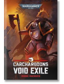 Корицата на "Carcharodons Void Exile (Warhammer 40,000)" представя брониран космически пехотинец Carcharodons, който държи голяма брадва на огнен фон.