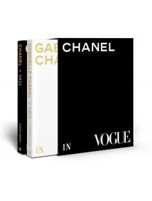 Три стилни книги "Chanel in Vogue" - две черни и една бяла, всички с дръзка, елегантна типография - стоят изправени в редица, идеални за всеки любител на модните списания или на висшата мода.