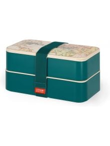 Legami - Travel кутия за храна е двуетажна, в цвят чай с капак с карта на света, закрепена с тъмнозелена еластична лента с оранжев етикет LEGAMI.