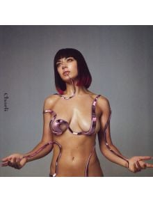 Жена с къса тъмна коса с розови връхчета позира топлес на фона на сиво, обвита с лъскави розови метални панделки за хиперпоп излъчване. От лявата страна е изписано "Charli XCX - Charli (2 VINYL)".